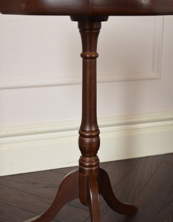 ロイドテーブル アンティーク家具 アンティークの英国家具、高級感のある革張りのワインテーブル(オケージョナルテーブル)。1つ1つキレイな装飾には、思わずうっとりしてしまいます。(j-1607-f)