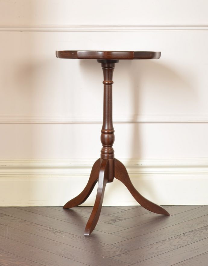 ロイドテーブル アンティーク家具 アンティークの英国家具、高級感のある革張りのワインテーブル(オケージョナルテーブル)。アンティークは新品ではないので、経年変化によるキズはありますが、専門の職人によって目立たないようにキレイにお直しをしています。(j-1607-f)