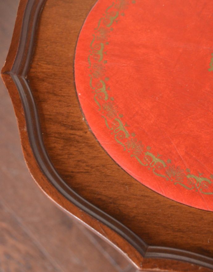 ロイドテーブル アンティーク家具 アンティークの英国家具、高級感のある革張りのワインテーブル(オケージョナルテーブル)。縁どりのカッティングがとっても優雅・・・縁が立ち上がっているので乗せた物が落ちにくいデザインです。(j-1607-f)