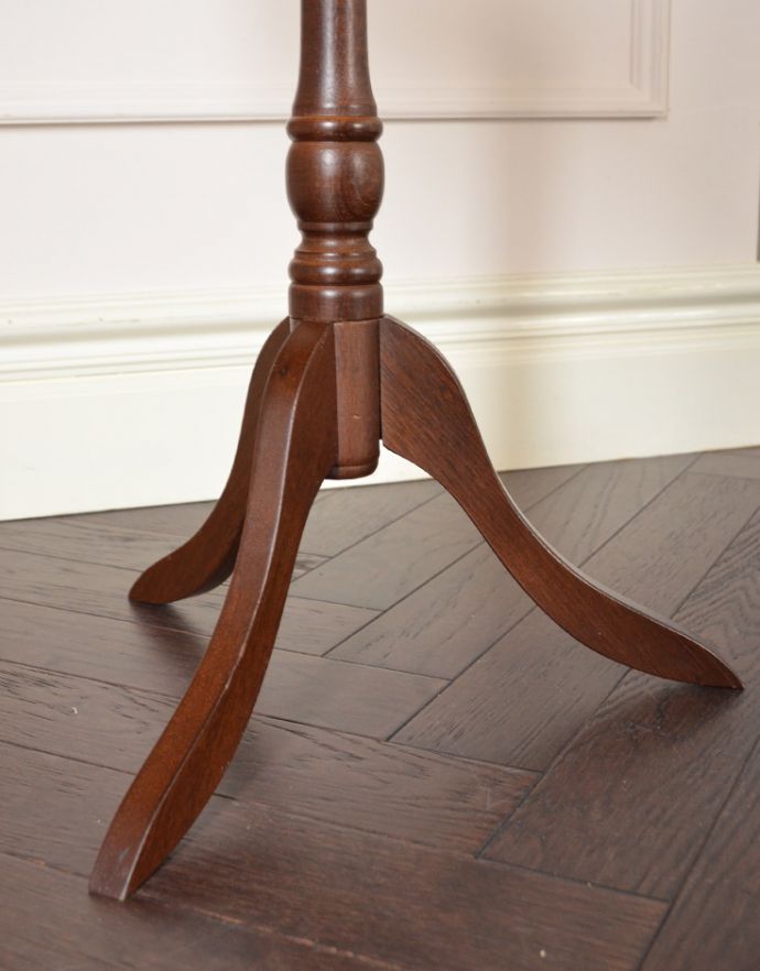 ロイドテーブル アンティーク家具 アンティークの英国家具、高級感のある革張りのワインテーブル(オケージョナルテーブル)。女性らしい可憐なテーブルです。(j-1607-f)