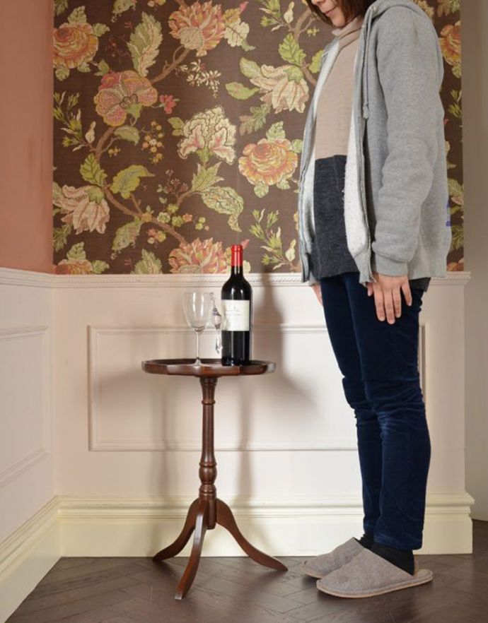 ロイドテーブル アンティーク家具 アンティークの英国家具、高級感のある革張りのワインテーブル(オケージョナルテーブル)。玄関で花器を飾ったり、ソファの横に持ってくれば、ちょうどいいサイドテーブルに。(j-1607-f)