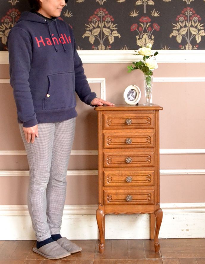 アンティークのチェスト アンティーク家具 南フランスのアンティーク家具、彫がたっぷりのエレガントなチェスト(5段)。チェアの横に置けば、サイドテーブル代わりに。(j-1609-f)