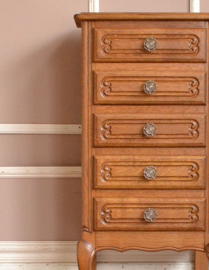 アンティークのチェスト アンティーク家具 南フランスのアンティーク家具、彫がたっぷりのエレガントなチェスト(5段)。リビングではメモ、リモコン、筆記用具など近くに置いておきたいものを収納しておけばとっても便利ですよ。(j-1609-f)