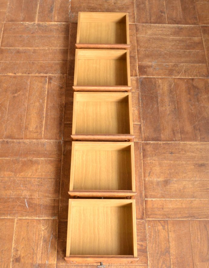 アンティークのチェスト アンティーク家具 南フランスのアンティーク家具、彫がたっぷりのエレガントなチェスト(5段)。引き出しは4杯。(j-1609-f)