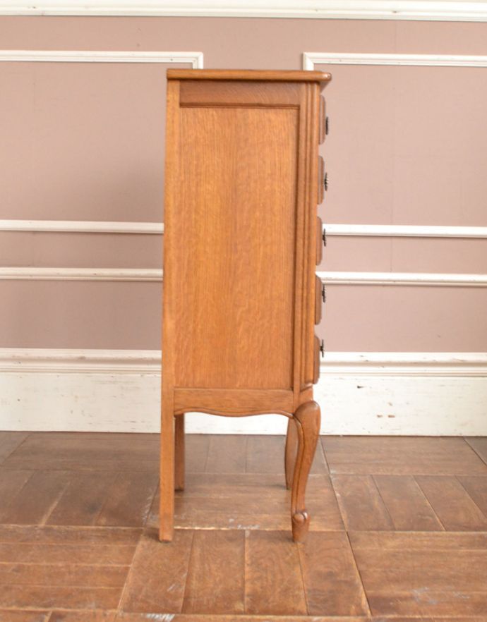 アンティークのチェスト アンティーク家具 南フランスのアンティーク家具、彫がたっぷりのエレガントなチェスト(5段)。サイドもカットが施され、どこから見ても絵になる美しさです。(j-1609-f)