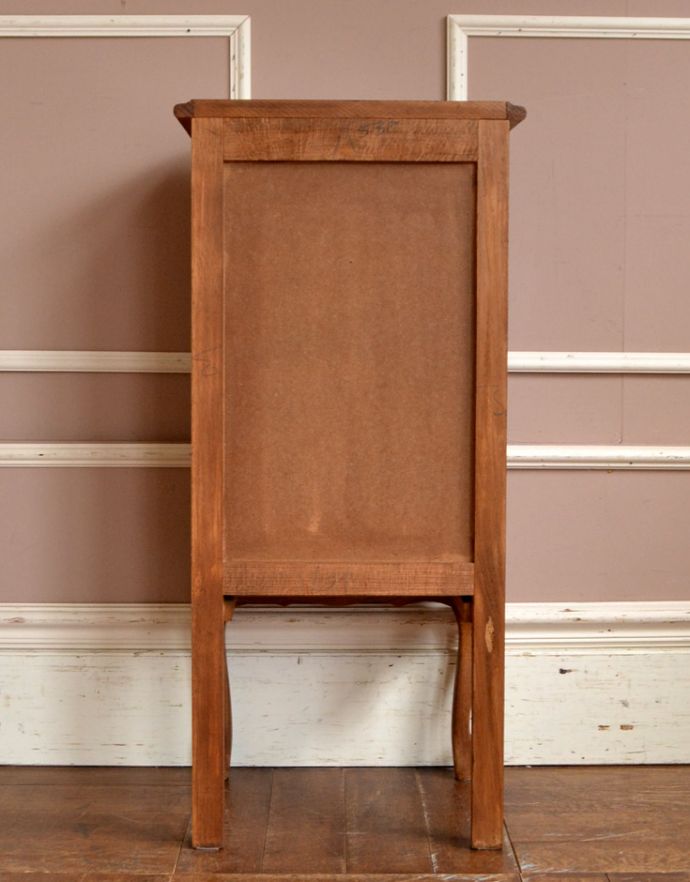 アンティークのチェスト アンティーク家具 南フランスのアンティーク家具、彫がたっぷりのエレガントなチェスト(5段)。きちんとメンテナンスしてあるので、裏側もキレイです。(j-1609-f)