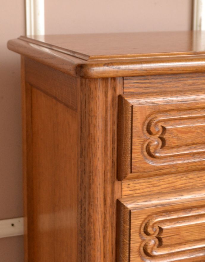 アンティークのチェスト アンティーク家具 南フランスのアンティーク家具、彫がたっぷりのエレガントなチェスト(5段)。引き出しの1つ1つに美しい彫があります。(j-1609-f)