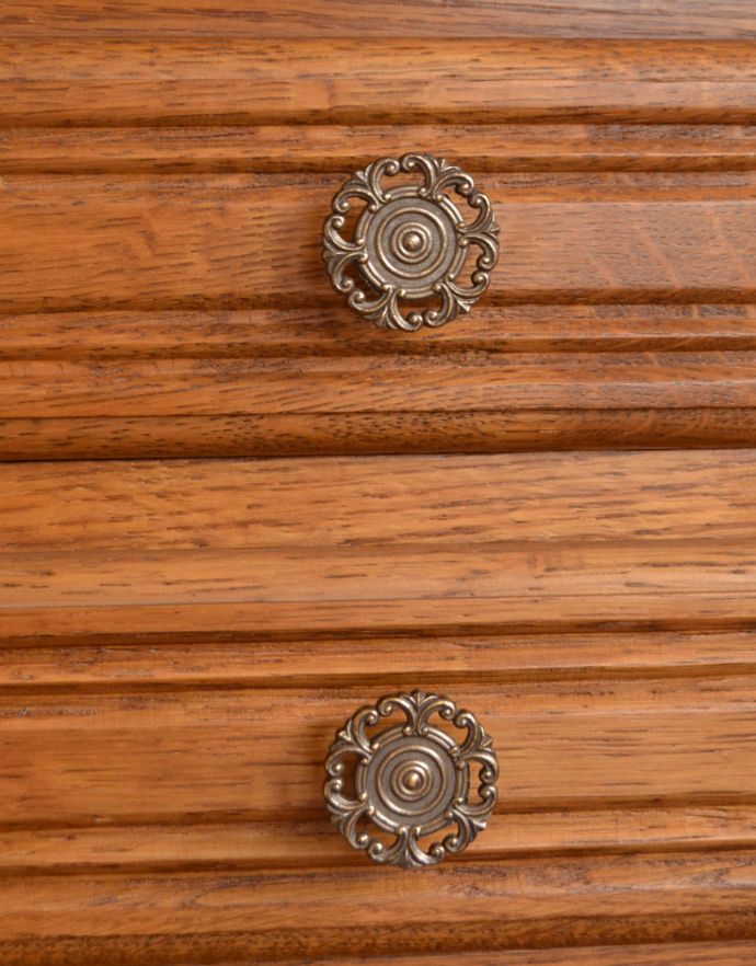 アンティークのチェスト アンティーク家具 南フランスのアンティーク家具、彫がたっぷりのエレガントなチェスト(5段)。アンティークならではの高級感のある取っ手。(j-1609-f)