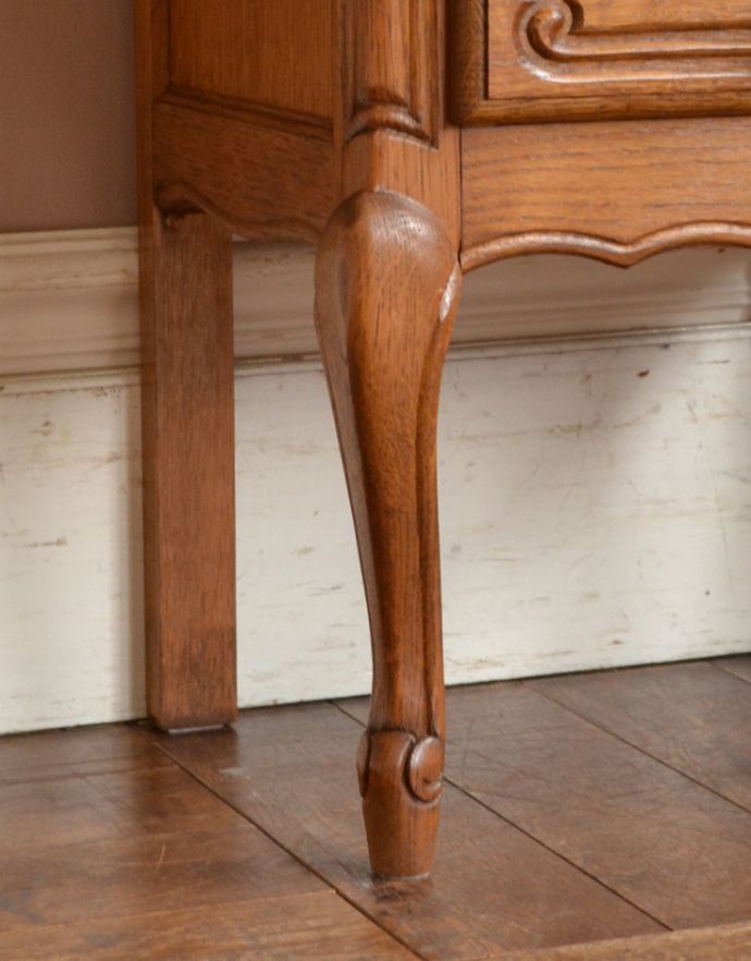 アンティークのチェスト アンティーク家具 南フランスのアンティーク家具、彫がたっぷりのエレガントなチェスト(5段)。上品で美しい猫脚です。(j-1609-f)