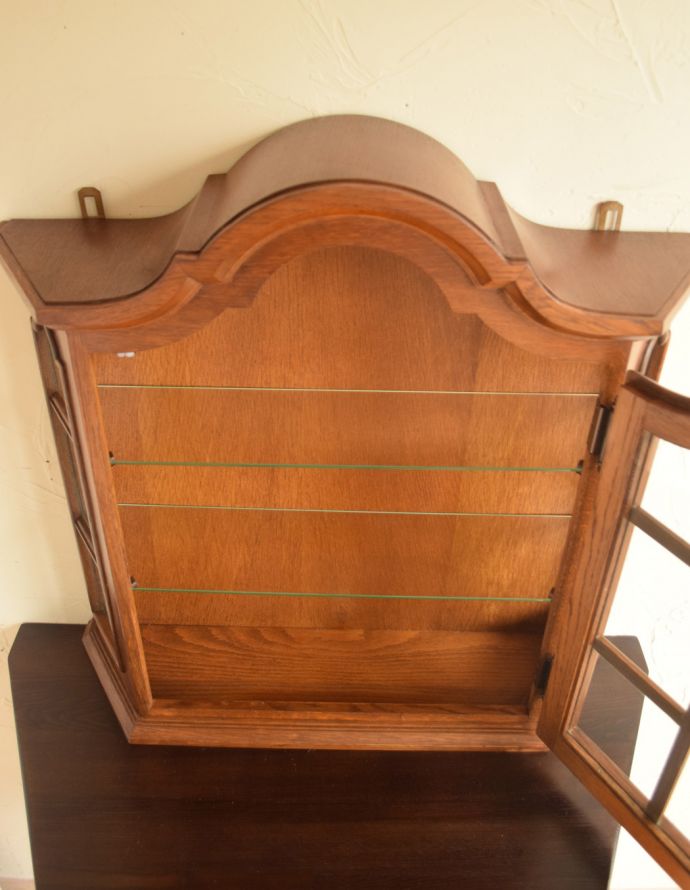 ウォールシェルフ・ウォールハンガー アンティーク家具 鍵付きの小さなウォールキャビネット、床置きもできるアンティーク家具。内側はボディと同じ色味の木肌になっています。(j-1612-f)