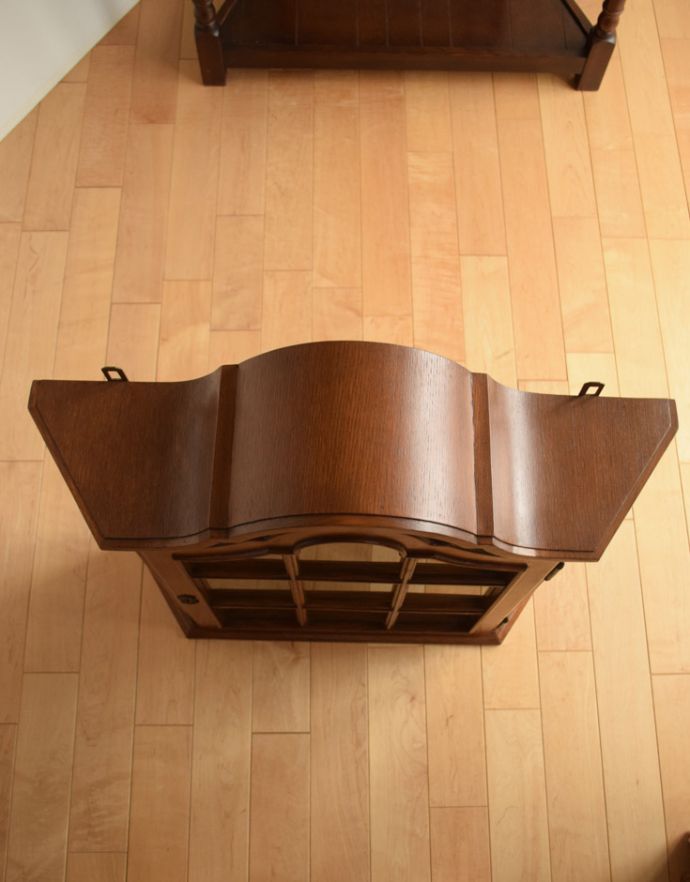 ウォールシェルフ・ウォールハンガー アンティーク家具 鍵付きの小さなウォールキャビネット、床置きもできるアンティーク家具。天板はピカピカです。(j-1612-f)