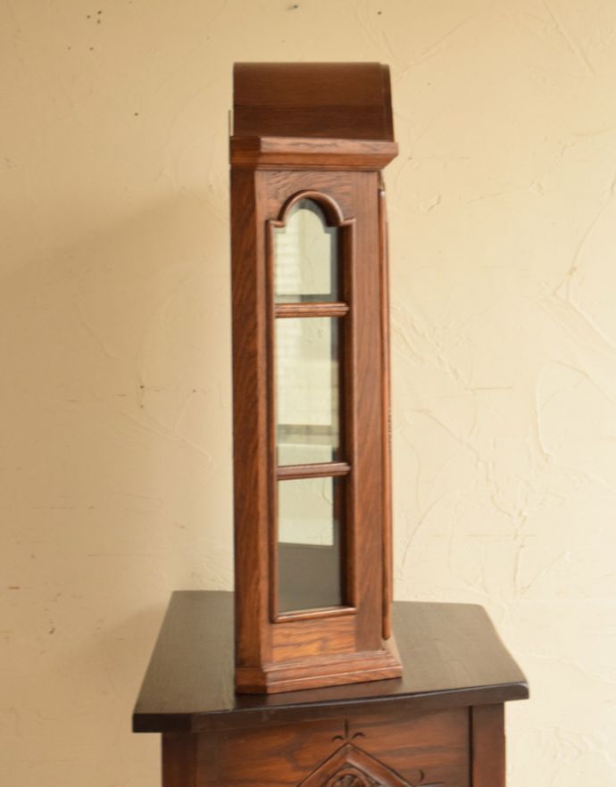 ウォールシェルフ・ウォールハンガー アンティーク家具 鍵付きの小さなウォールキャビネット、床置きもできるアンティーク家具。サイドもガラスなので、どこから見ても中のものが素敵に見えますよ。(j-1612-f)