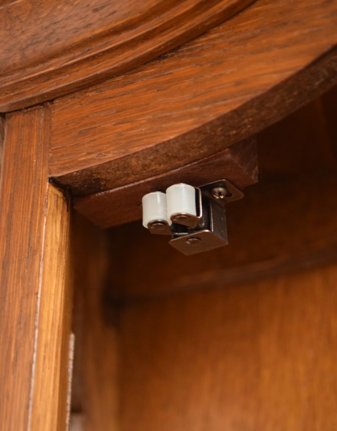 ウォールシェルフ・ウォールハンガー アンティーク家具 鍵付きの小さなウォールキャビネット、床置きもできるアンティーク家具。扉にはローラーキャッチャーがついているので、開け閉めもスムーズです。(j-1612-f)