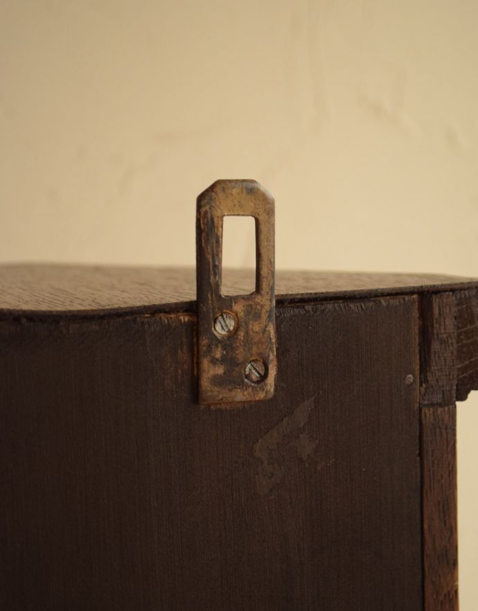 ウォールシェルフ・ウォールハンガー アンティーク家具 鍵付きの小さなウォールキャビネット、床置きもできるアンティーク家具。壁に付ける際は、しっかりとネジで固定してください。(j-1612-f)