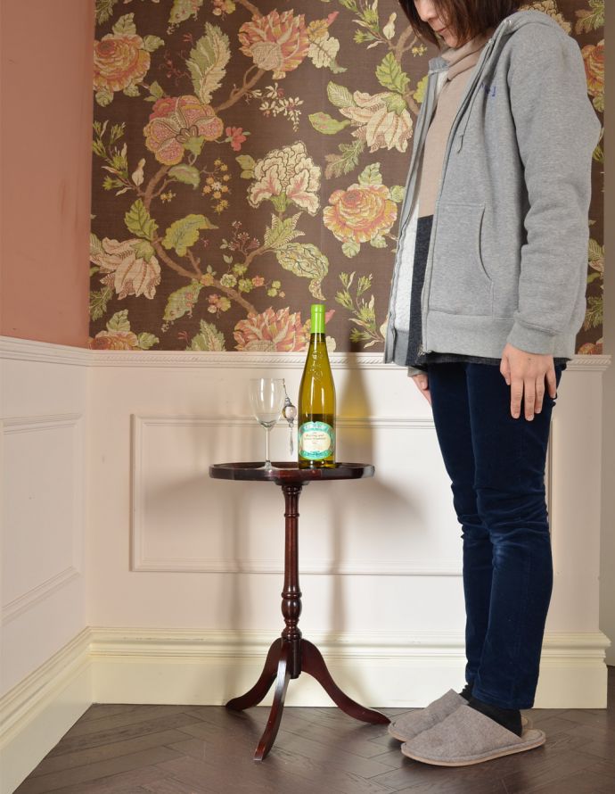 ロイドテーブル　アンティーク家具　アンティークの英国家具、グリーンがキレイな革張りのワインテーブル（オケージョナルテーブル）。玄関で花器を飾ったり、ソファの横に持ってくれば、ちょうどいいサイドテーブルに。(j-1615-f)