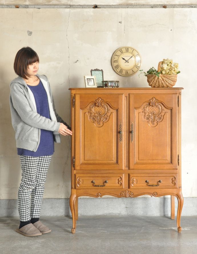 アンティークのキャビネット　アンティーク家具　フランス輸入のアンティーク家具、華やかな木製のキャビネット。美しい彫で存在感があるキャビネット。(j-1617-f)