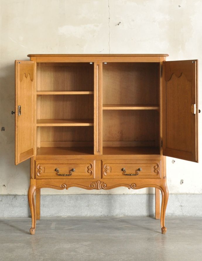 アンティークのキャビネット　アンティーク家具　フランス輸入のアンティーク家具、華やかな木製のキャビネット。棚板があるので整理しやすいです。(j-1617-f)