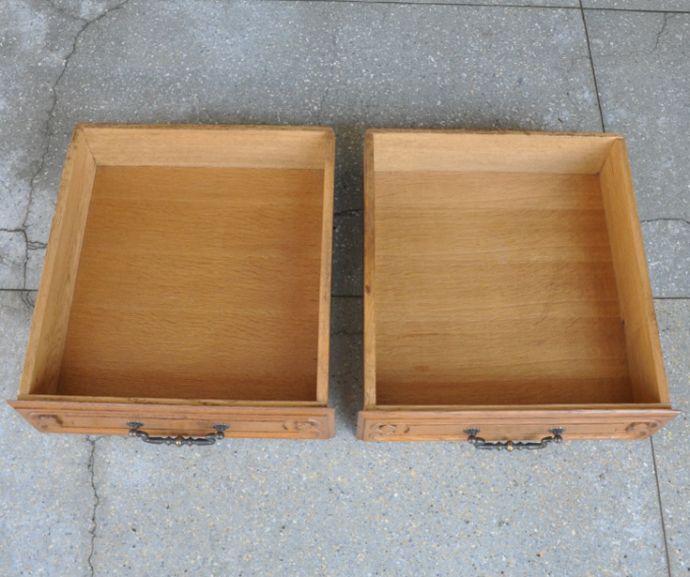 アンティークのキャビネット　アンティーク家具　フランス輸入のアンティーク家具、華やかな木製のキャビネット。引き出しは２杯。(j-1617-f)