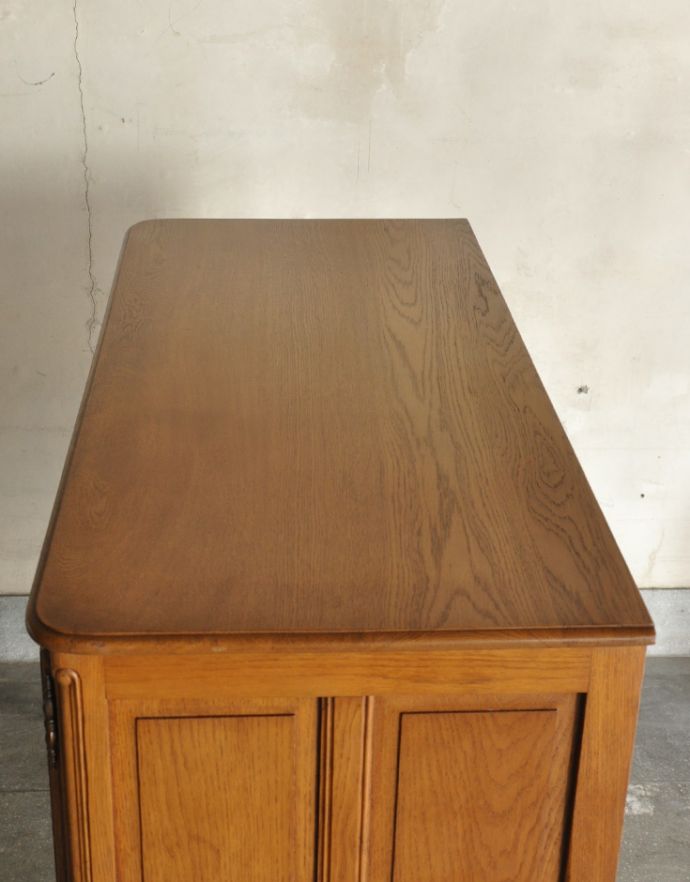 アンティークのキャビネット　アンティーク家具　フランス輸入のアンティーク家具、華やかな木製のキャビネット。天板もピカピカにお直ししました。(j-1617-f)