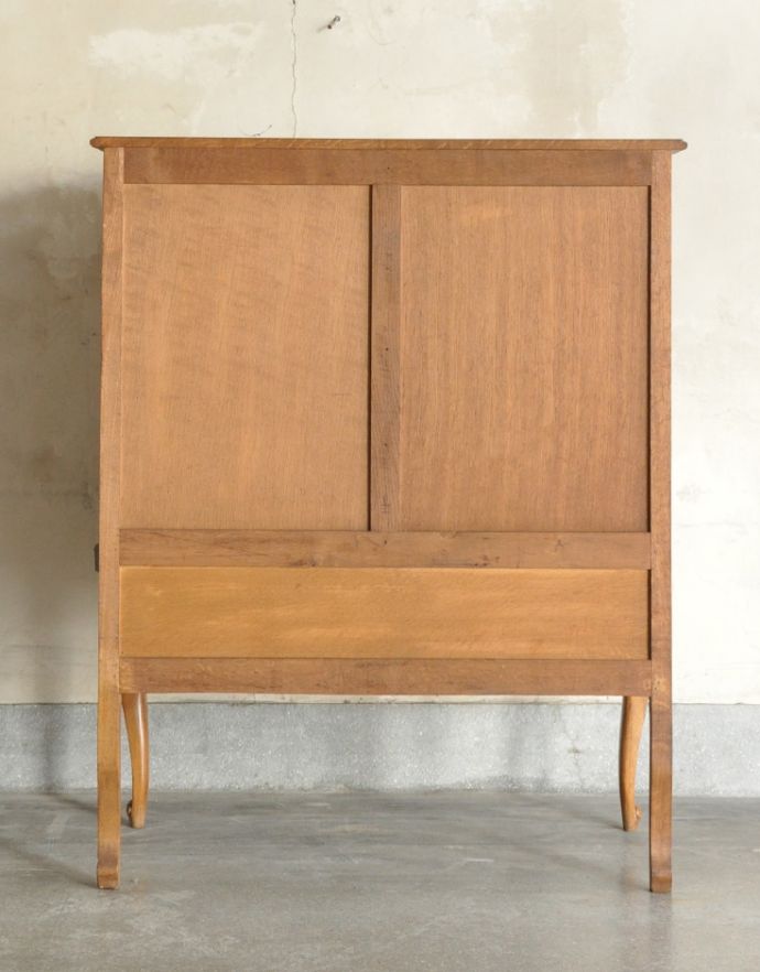 アンティークのキャビネット　アンティーク家具　フランス輸入のアンティーク家具、華やかな木製のキャビネット。キチンとメンテナンスしてあるので、裏側もキレイです。(j-1617-f)