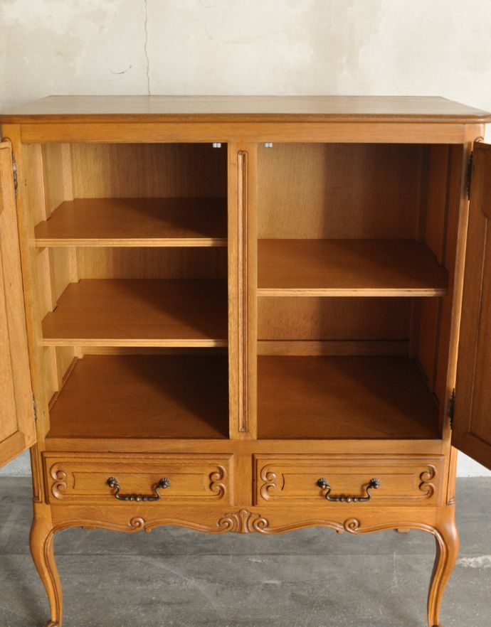 アンティークのキャビネット　アンティーク家具　フランス輸入のアンティーク家具、華やかな木製のキャビネット。扉内も綺麗な状態です。(j-1617-f)