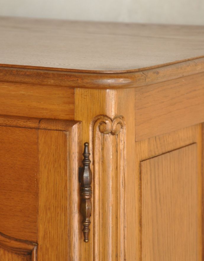 アンティークのキャビネット　アンティーク家具　フランス輸入のアンティーク家具、華やかな木製のキャビネット。角が丸くなっているので、小さなお子さまがいるお家でも安心してお使い頂けます。(j-1617-f)