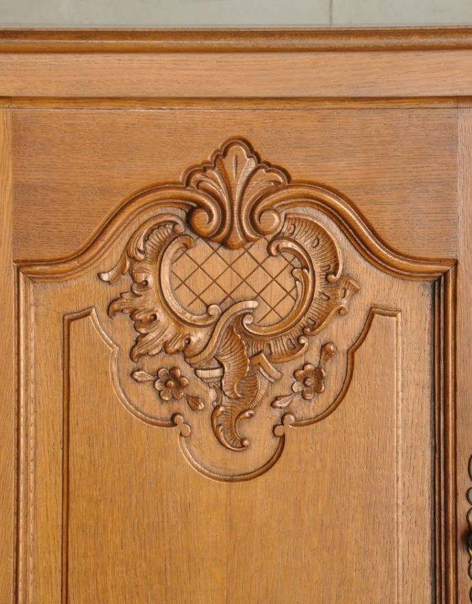 アンティークのキャビネット　アンティーク家具　フランス輸入のアンティーク家具、華やかな木製のキャビネット。植物があしらわれた装飾にはどこか和の美しさを感じます。(j-1617-f)