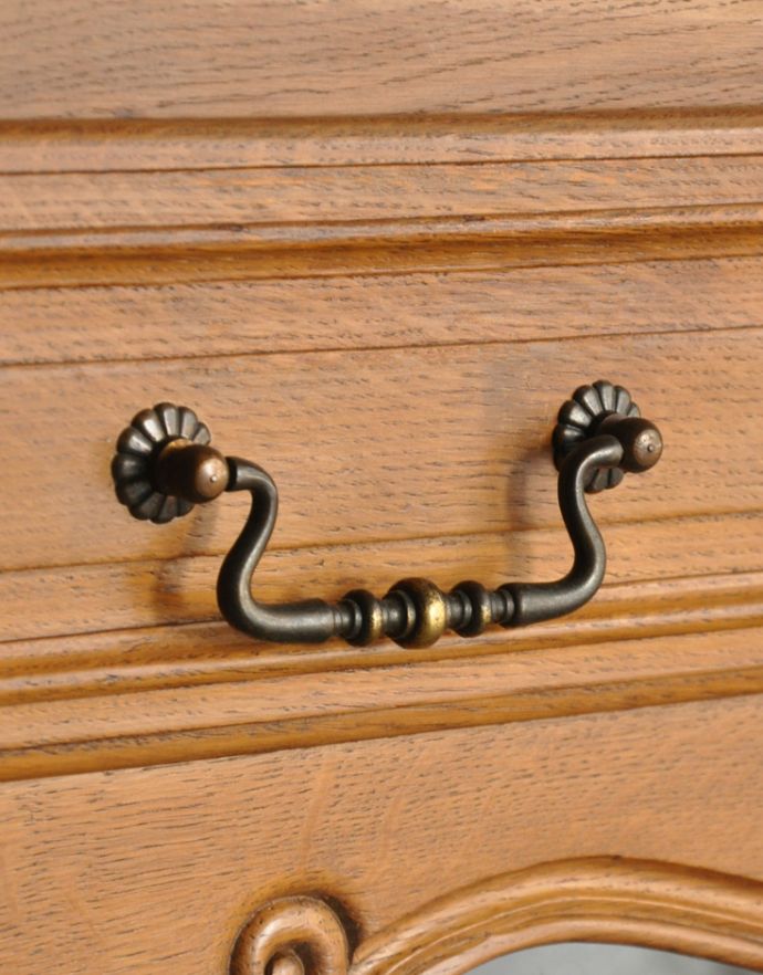 アンティークのキャビネット　アンティーク家具　フランス輸入のアンティーク家具、華やかな木製のキャビネット。優雅な曲線の取っ手。(j-1617-f)