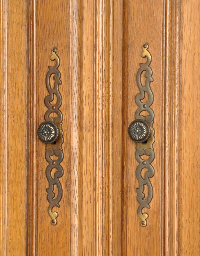 アンティークのキャビネット　アンティーク家具　フランス輸入のアンティーク家具、華やかな木製のキャビネット。凝った繊細な装飾が、フランスらしいです。(j-1617-f)