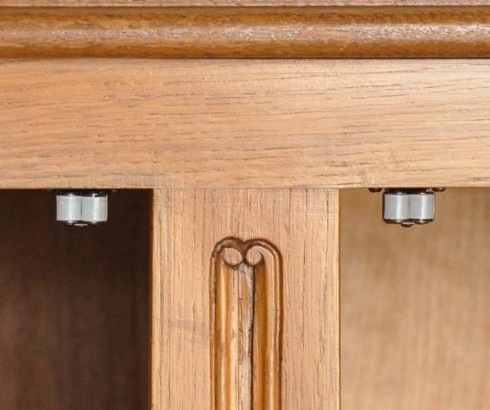 アンティークのキャビネット　アンティーク家具　フランス輸入のアンティーク家具、華やかな木製のキャビネット。扉にはローラーキャッチャーが付いているので開け閉めはスムーズです。(j-1617-f)