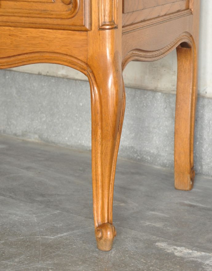 アンティークのキャビネット　アンティーク家具　フランス輸入のアンティーク家具、華やかな木製のキャビネット。安定感のある脚がしっかり支えます。(j-1617-f)