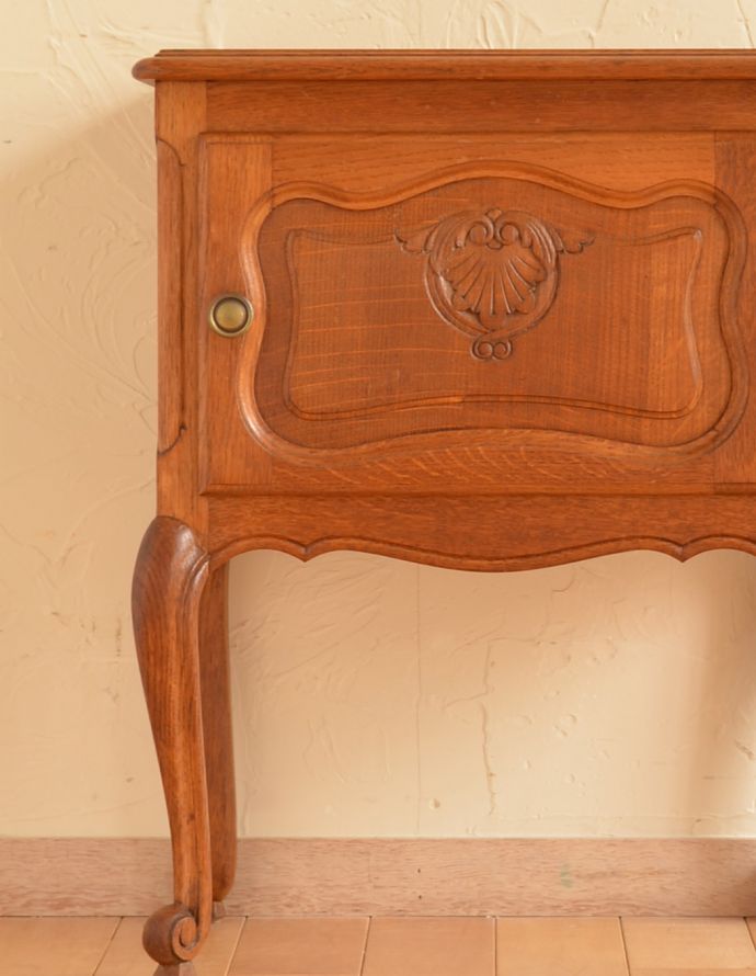アンティークのキャビネット　アンティーク家具　フランスから届いた猫脚のアンティークナイトテーブル。優雅な彫りのデザインが扉に刻まれています。(j-1618-f)