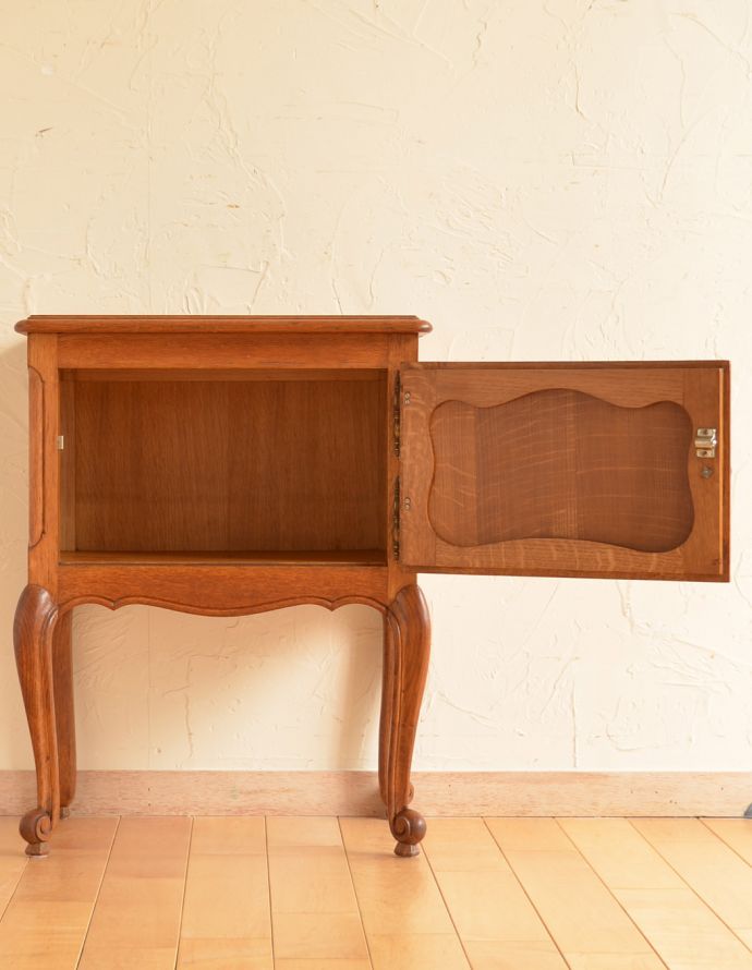 アンティークのキャビネット　アンティーク家具　フランスから届いた猫脚のアンティークナイトテーブル。中もキレイに仕上げているので、安心して収納できます。(j-1618-f)