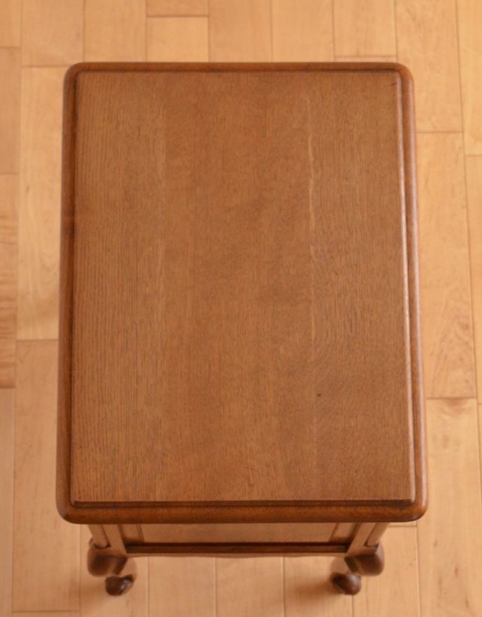 アンティークのキャビネット　アンティーク家具　フランスから届いた猫脚のアンティークナイトテーブル。天板もピカピカにお直ししました。(j-1618-f)