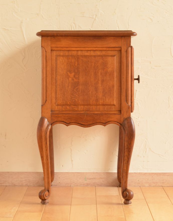 アンティークのキャビネット　アンティーク家具　フランスから届いた猫脚のアンティークナイトテーブル。サイドもカットが施され、どこから見ても絵になる美しさです。(j-1618-f)