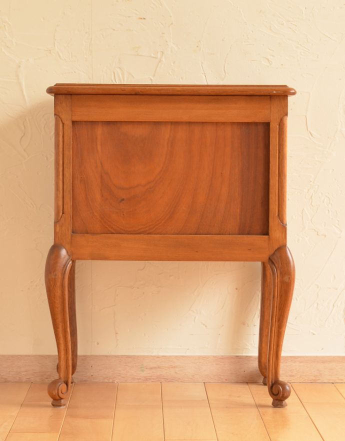 アンティークのキャビネット　アンティーク家具　フランスから届いた猫脚のアンティークナイトテーブル。きちんとメンテナンスしてあるので、裏側もキレイです。(j-1618-f)