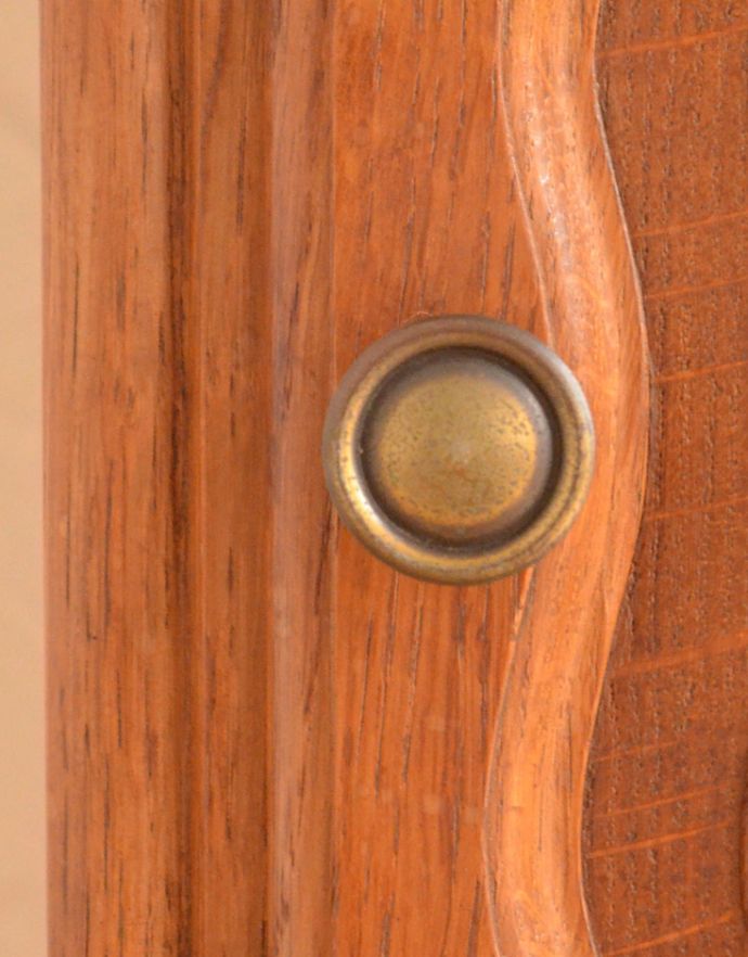 アンティークのキャビネット　アンティーク家具　フランスから届いた猫脚のアンティークナイトテーブル。小さな取っ手がちょこんと付いています。(j-1618-f)