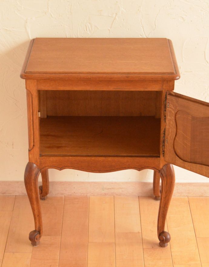 アンティークのキャビネット　アンティーク家具　フランスから届いた猫脚のアンティークナイトテーブル。内側も同じ木肌の色です。(j-1618-f)