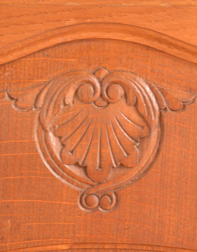 アンティークのキャビネット　アンティーク家具　フランスから届いた猫脚のアンティークナイトテーブル。扉にも優雅な彫りのデザインが刻まれています。(j-1618-f)