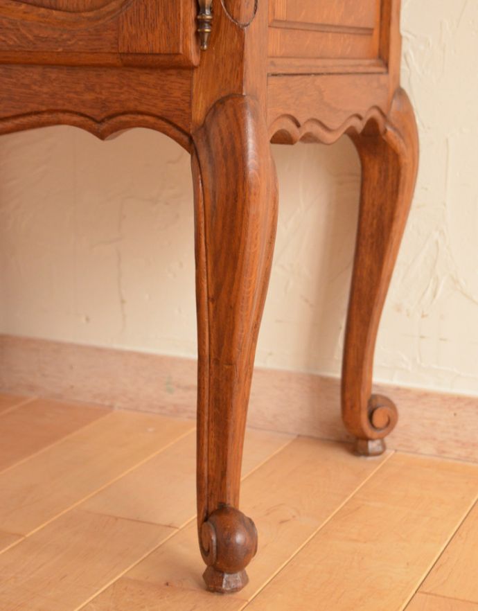 アンティークのキャビネット　アンティーク家具　フランスから届いた猫脚のアンティークナイトテーブル。スラリと伸びた美しい猫脚。(j-1618-f)