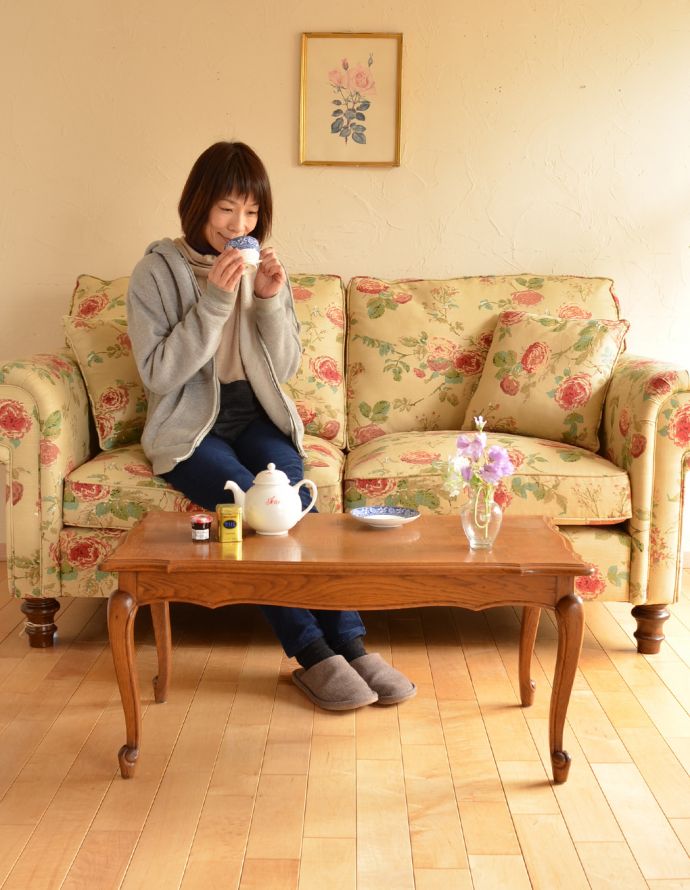 ロイドテーブル アンティーク家具 市松模様天板のアンティーク家具、美しいオーク材のコーヒーテーブル。サイドテーブルにも最適!使いたいときに使いたいところに持ってこられる気軽さが魅力です。(j-1620-f)