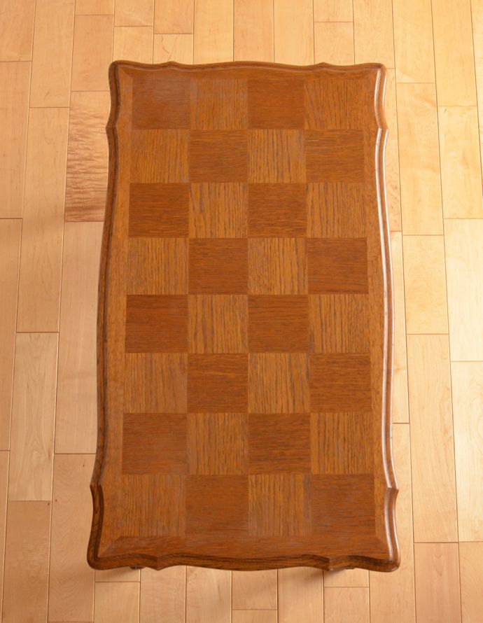 ロイドテーブル アンティーク家具 市松模様天板のアンティーク家具、美しいオーク材のコーヒーテーブル。天板もキレイに仕上げました。(j-1620-f)