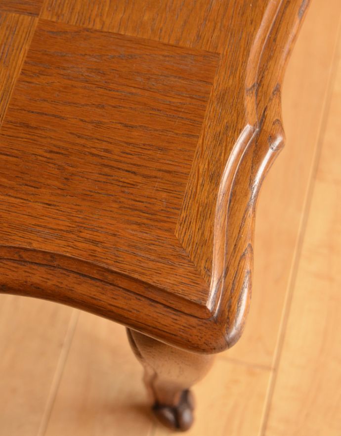 ロイドテーブル アンティーク家具 市松模様天板のアンティーク家具、美しいオーク材のコーヒーテーブル。角は丸く仕上げているので、小さいお子さんがいるご家庭でも安心です。(j-1620-f)