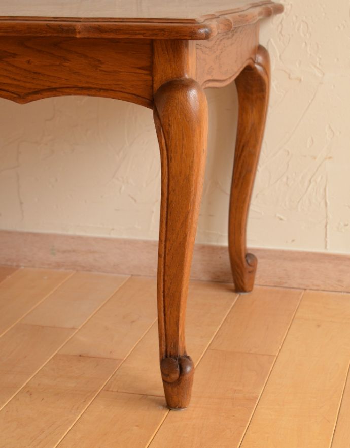 ロイドテーブル アンティーク家具 市松模様天板のアンティーク家具、美しいオーク材のコーヒーテーブル。しっかり彫が入った脚の装飾がかっこいいです。(j-1620-f)