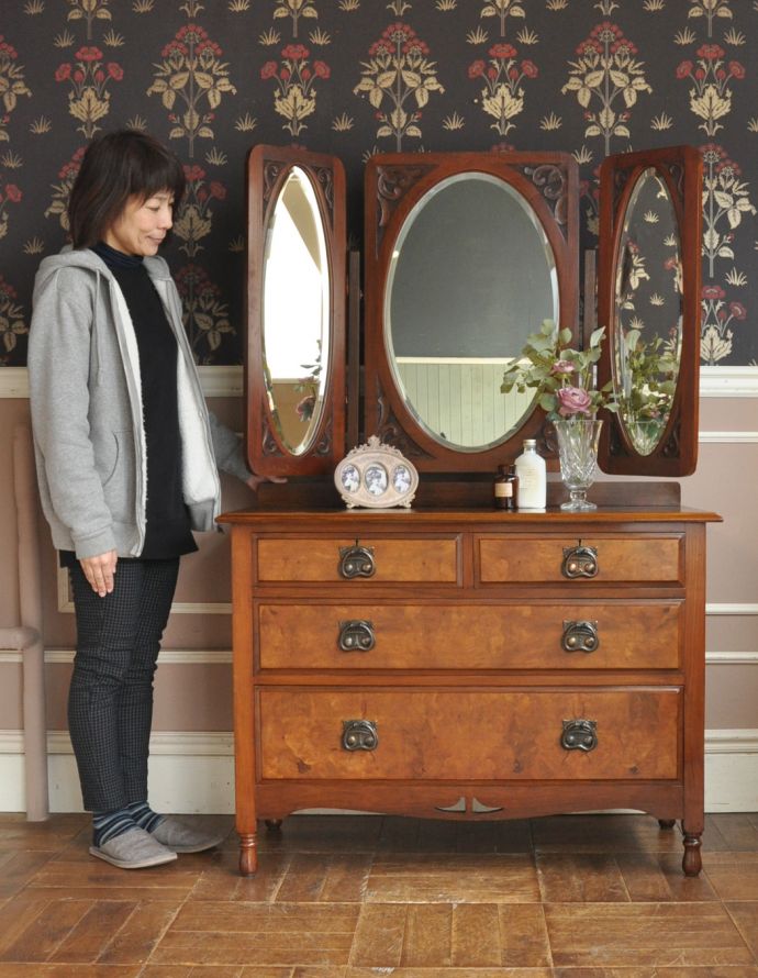 サイドバイサイド アンティーク家具 ミラー付きのアンティーク家具、英国デザインのドレッシングチェスト(三面鏡)。落ち着きと品のあるデザイン。(j-1622-f)