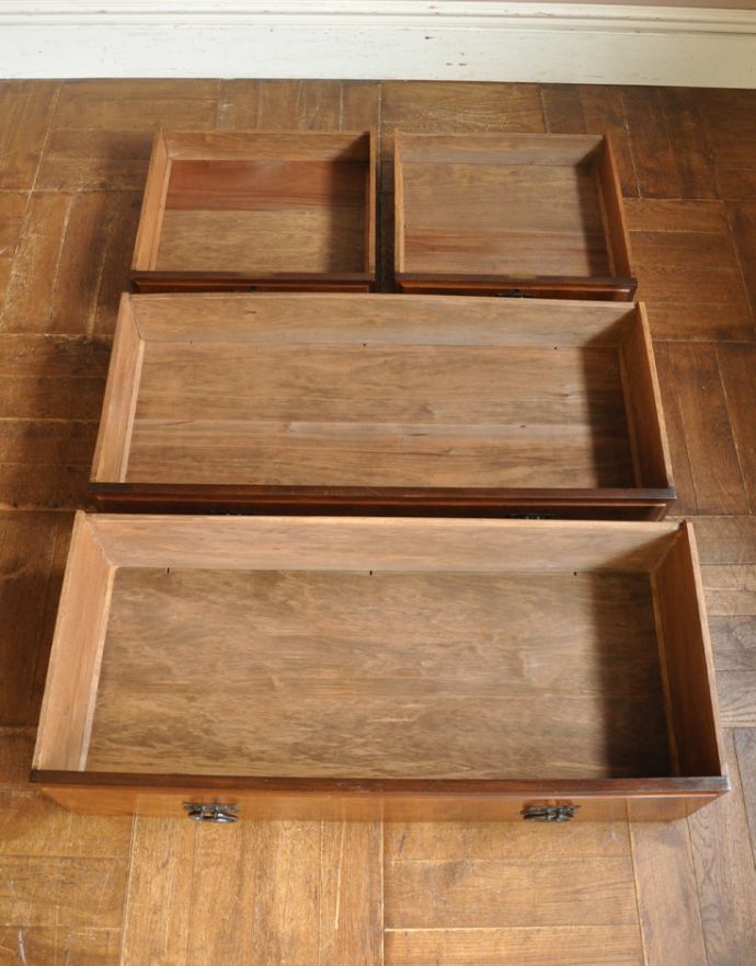 サイドバイサイド アンティーク家具 ミラー付きのアンティーク家具、英国デザインのドレッシングチェスト(三面鏡)。引き出しは4杯。(j-1622-f)