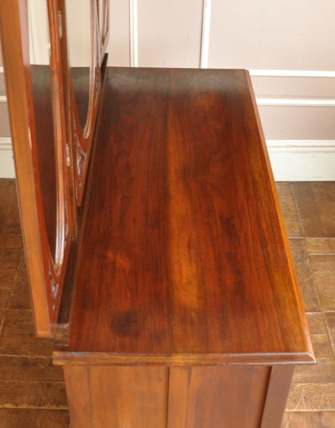 サイドバイサイド アンティーク家具 ミラー付きのアンティーク家具、英国デザインのドレッシングチェスト(三面鏡)。天板はピカピカです。(j-1622-f)