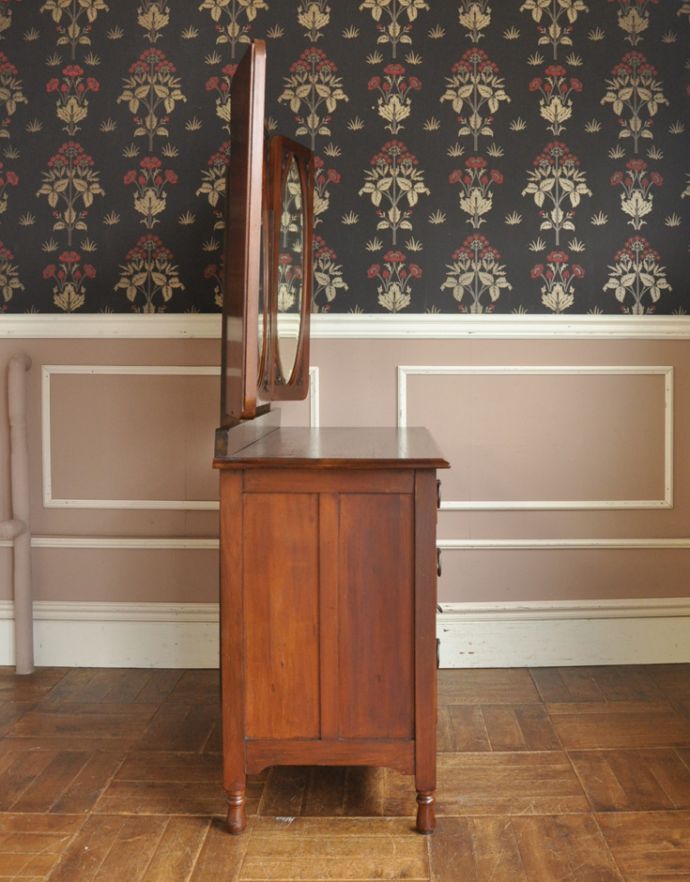 サイドバイサイド アンティーク家具 ミラー付きのアンティーク家具、英国デザインのドレッシングチェスト(三面鏡)。サイドから見るシルエットも素敵です。(j-1622-f)