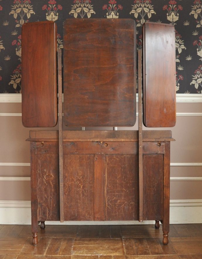 サイドバイサイド アンティーク家具 ミラー付きのアンティーク家具、英国デザインのドレッシングチェスト(三面鏡)。きちんとメンテナンスしてあるので、裏側もキレイです。(j-1622-f)