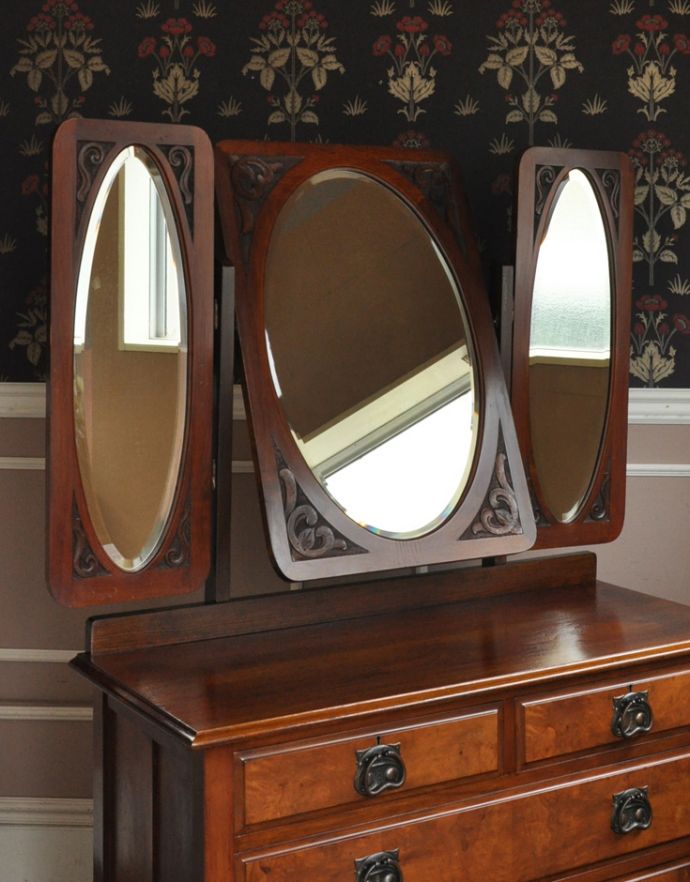 サイドバイサイド アンティーク家具 ミラー付きのアンティーク家具、英国デザインのドレッシングチェスト(三面鏡)。ミラーは角度が調整できる造りになっています。(j-1622-f)